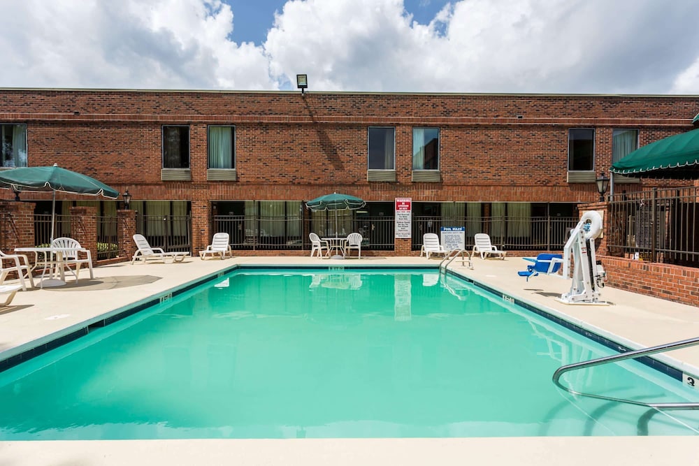 Days Inn Suites By Wyndham Rocky Mount Golden East 5/56