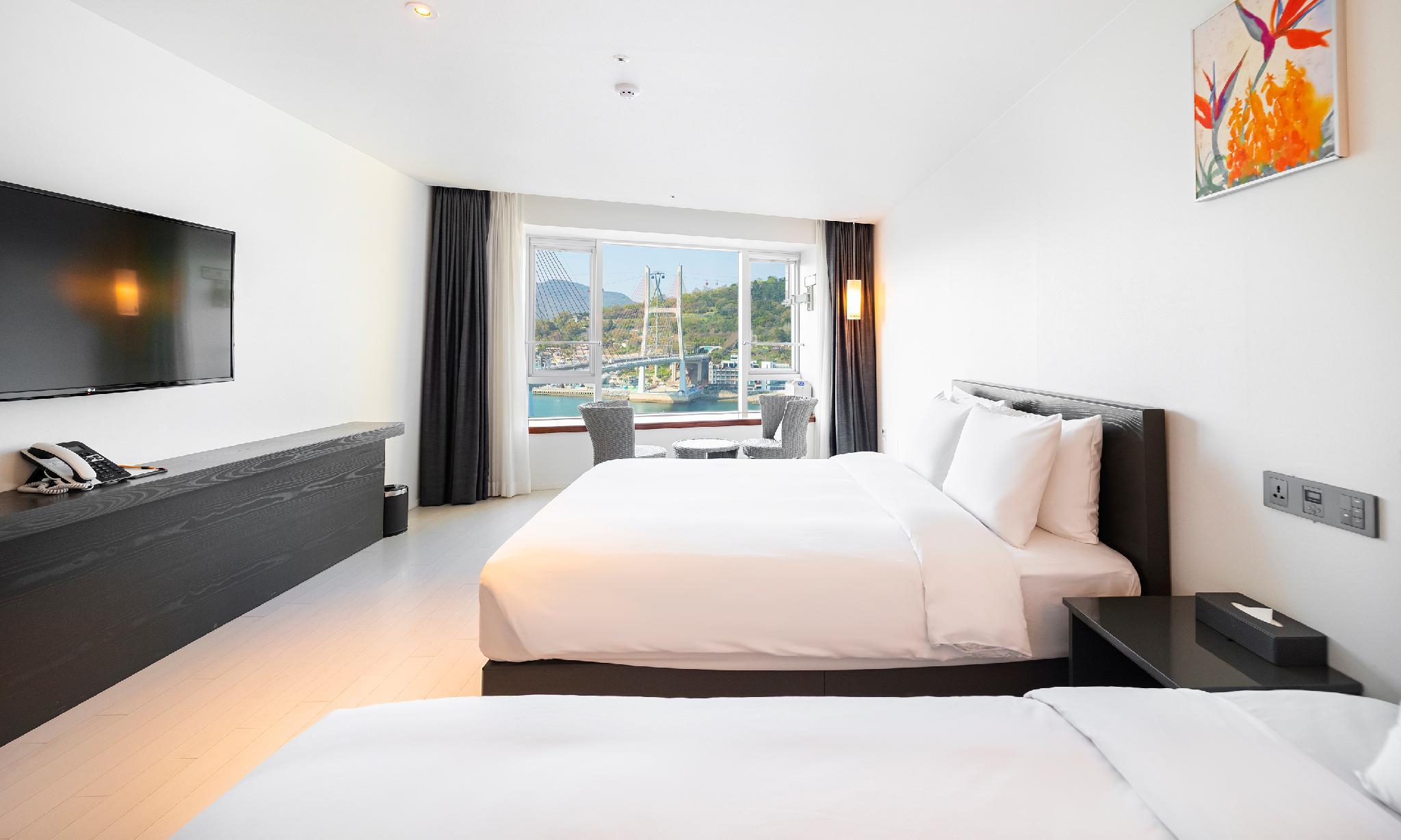 Ocean, 1 Double and 1 Single Bed, Bridge View