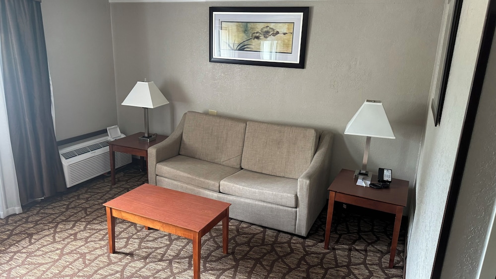 AmericInn by Wyndham Grand Rapids Airport North 38/62