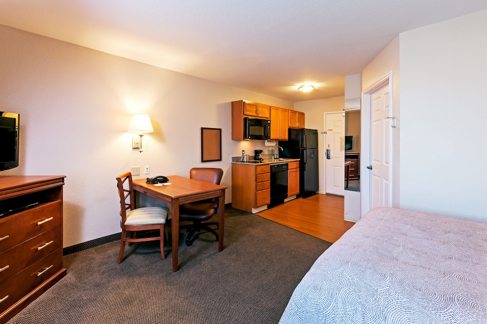 Candlewood Suites Pearland 32/37