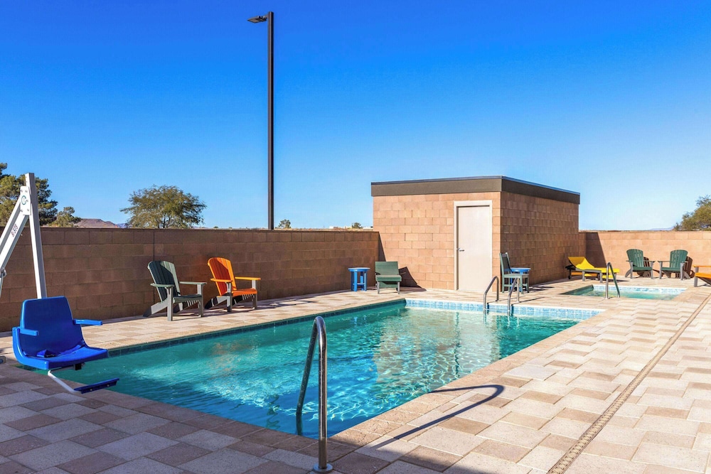 Hawthorn Extended Stay by Wyndham Kingman 26/27