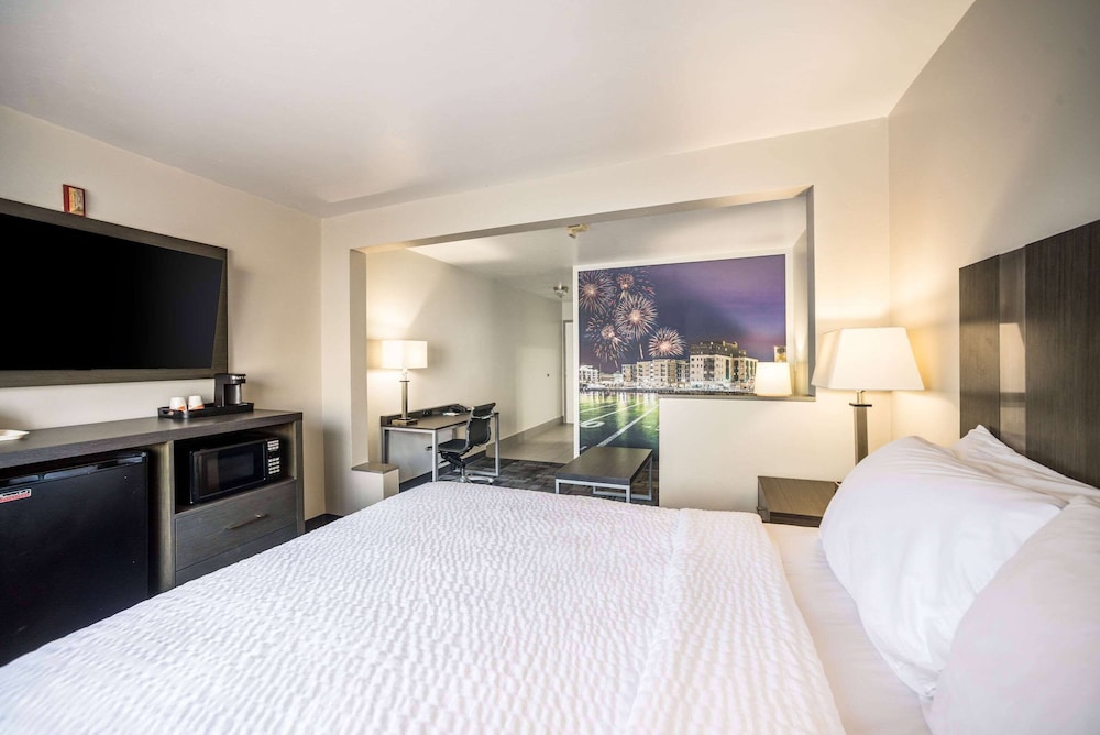 STUDIO, SUITE, KING BED