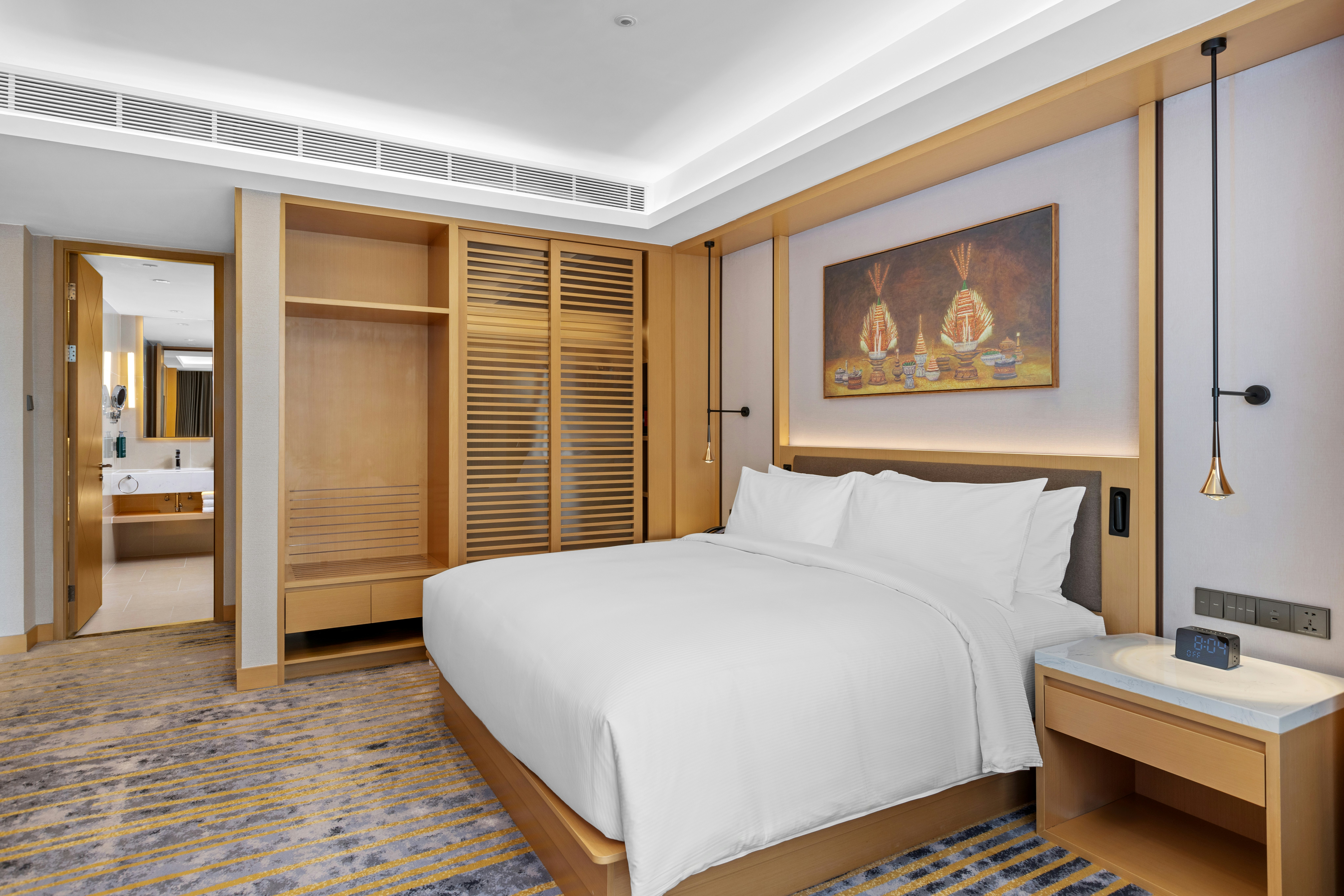 DELUXE, SUITE, KING BED