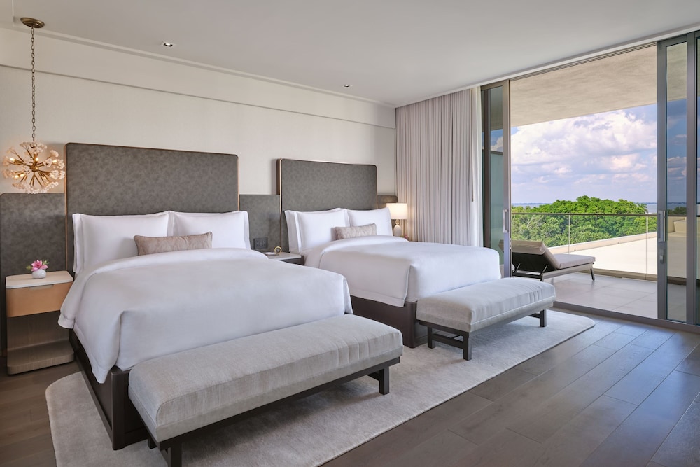 Superior, 2 Queen Beds, Partial Bay View, Balcony
