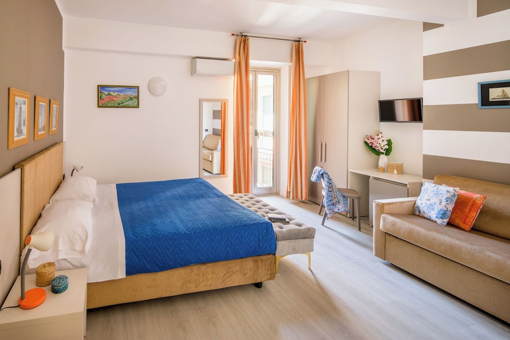 DELUXE, QUEEN BED