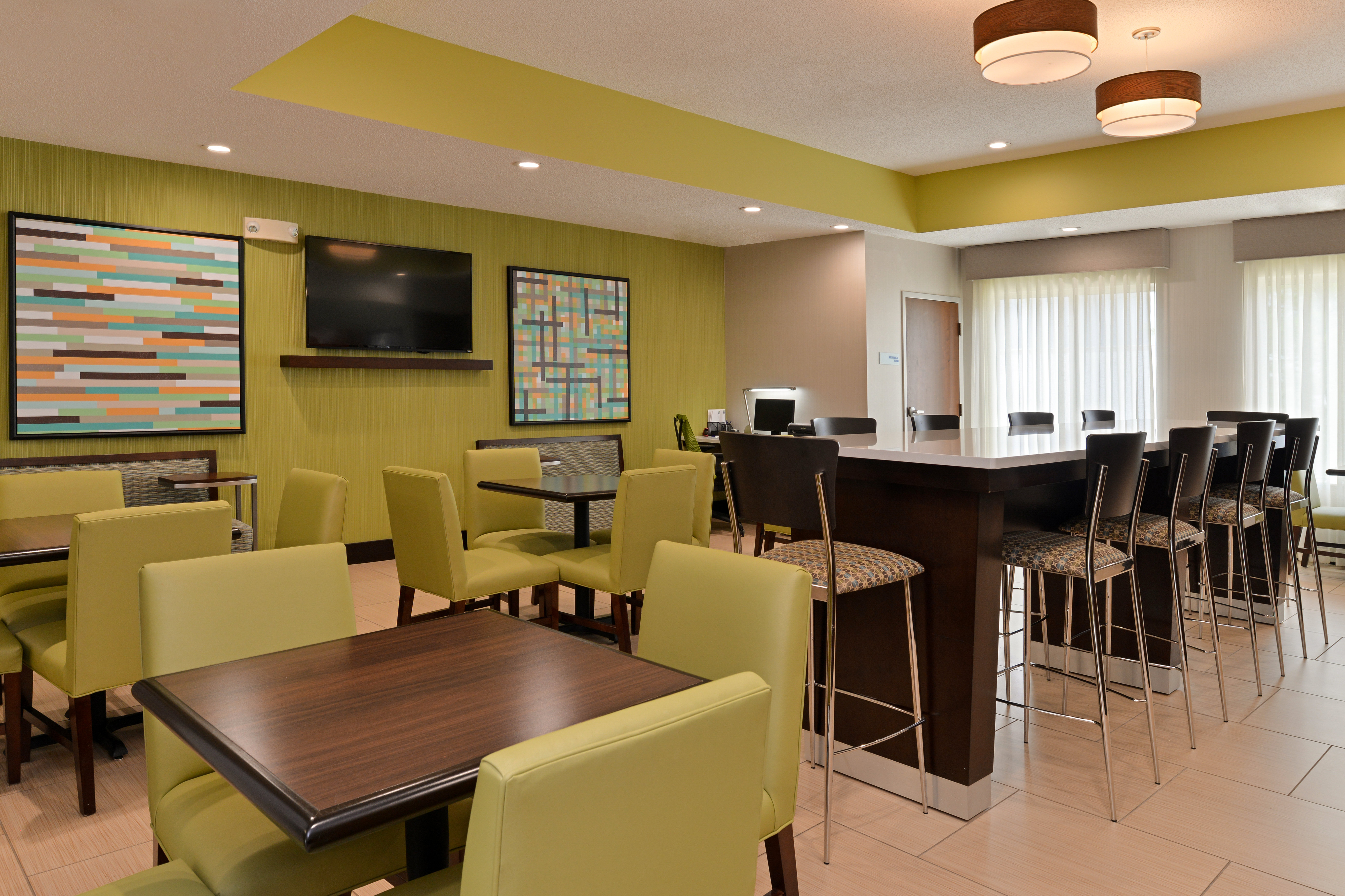Holiday Inn Express Hotel & Suites Cincinnati-Blue Ash 53/72