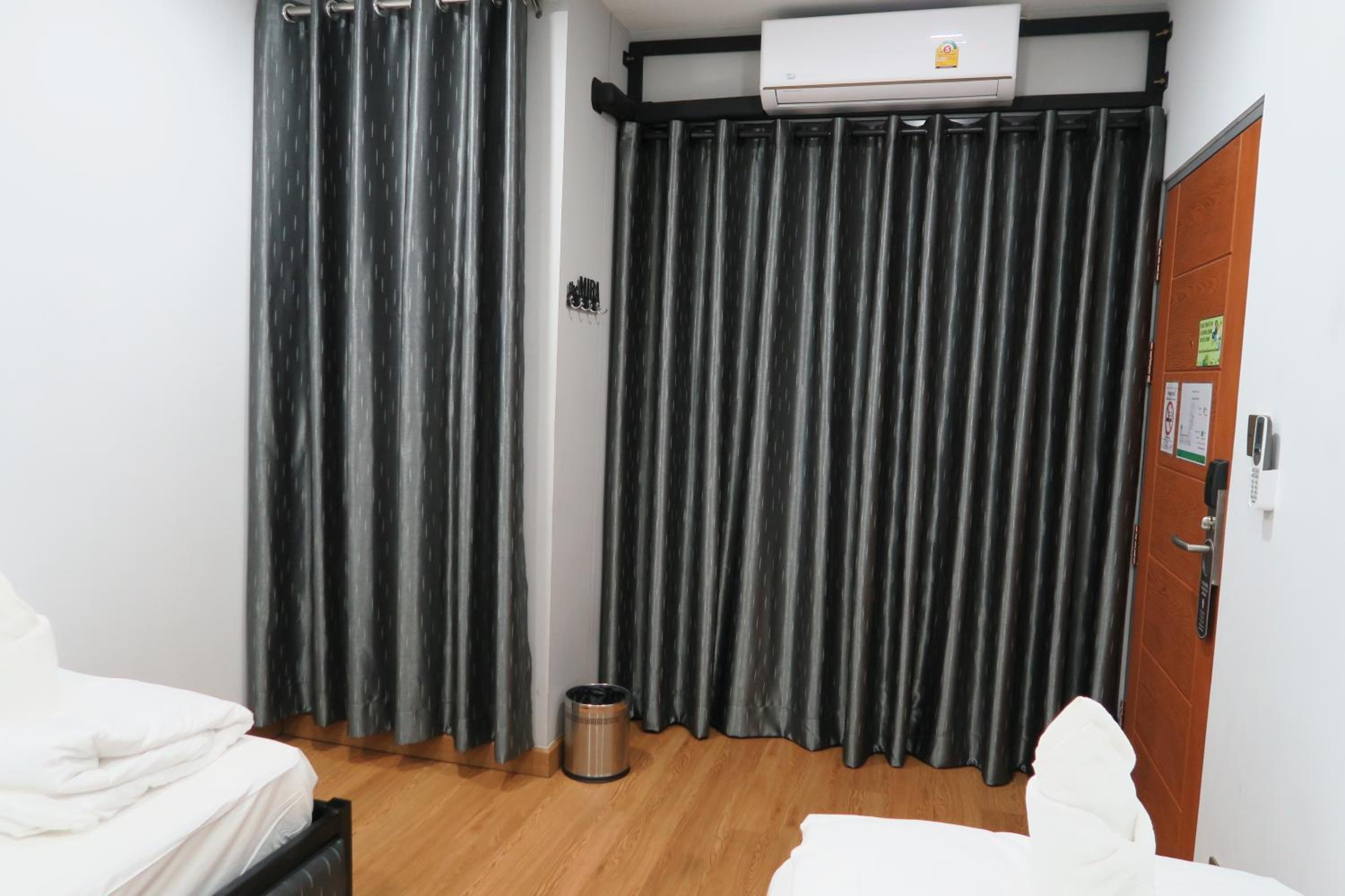 غرفة بسريرين منفصلين بحمام مشترك، The Mira Hotel Chiang Rai 5/10