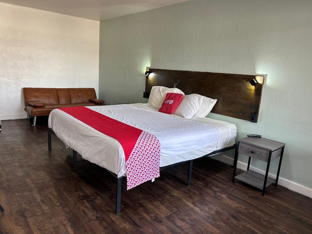OYO Hotel Downtown Peoria I-74 17/58