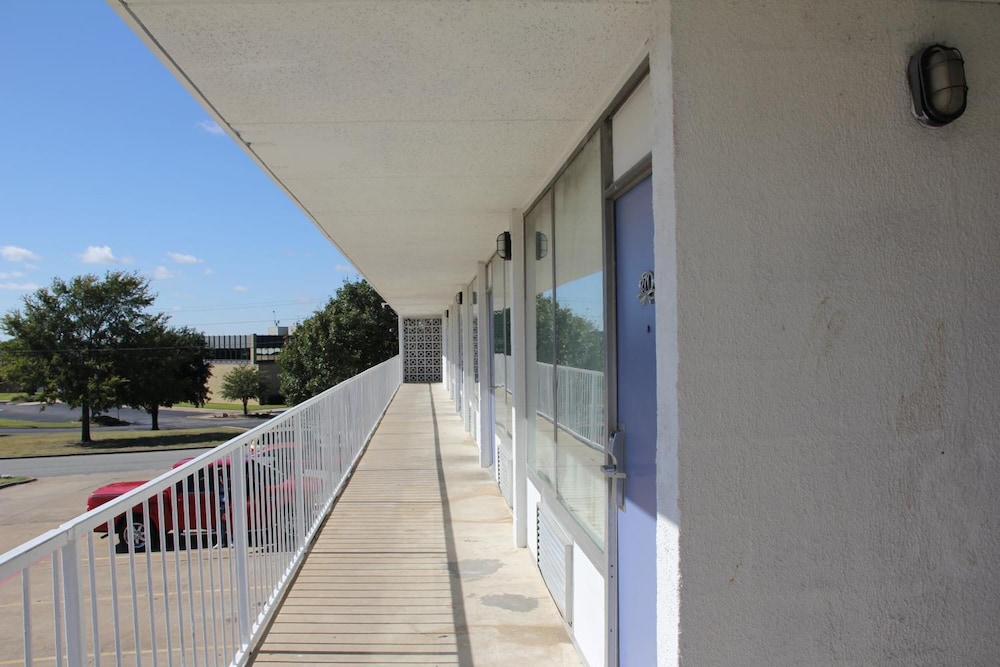 LoneStar Inn & Suites 35/51