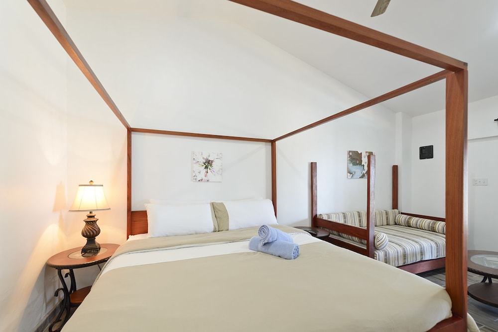 Parrot Cove Lodge 27/72