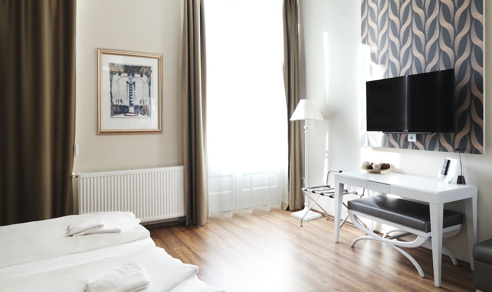 DELUXE, DOUBLE BED