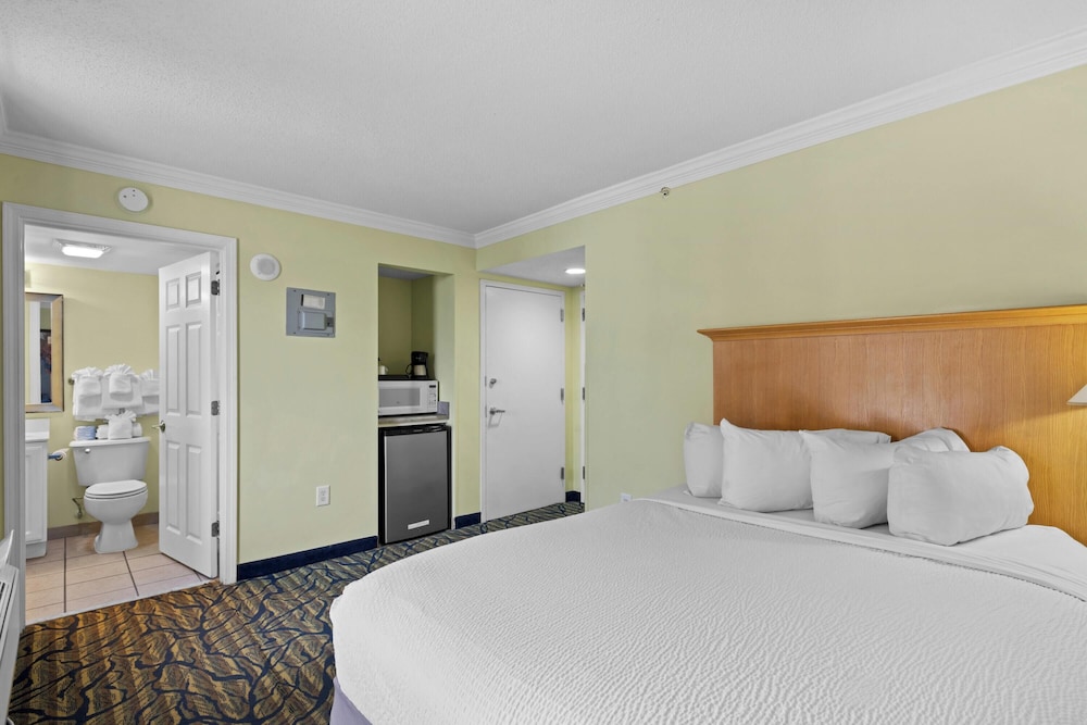 ROOM, QUEEN BED, PARTIAL OCEAN VIEW