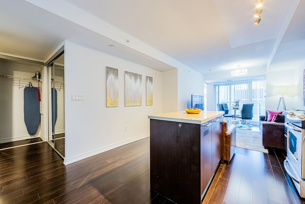 Canada Suites on Bay 6/50