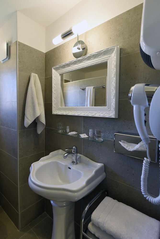 Hotel the Originals Du Parc Cavaillon 54/54