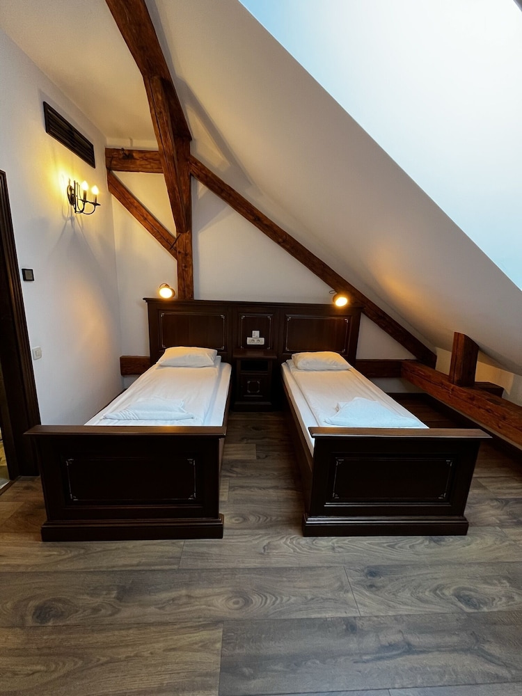1 BEDROOM, DELUXE, TWIN BEDS