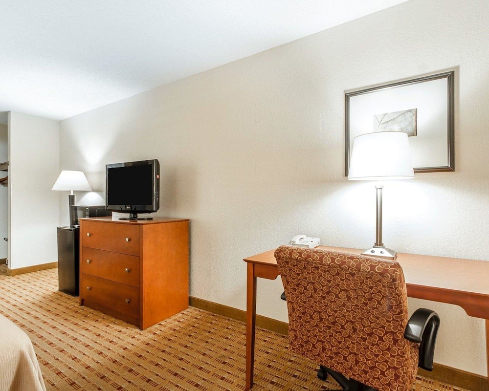 Quality Inn & Suites Eau Claire University Area 21/27