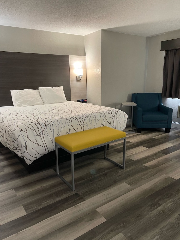 HomeTown Inn and Suites Belle Plaine 32/65