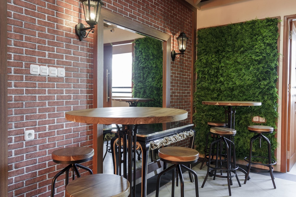RedDoorz Plus @ CBD Bintaro 33/56
