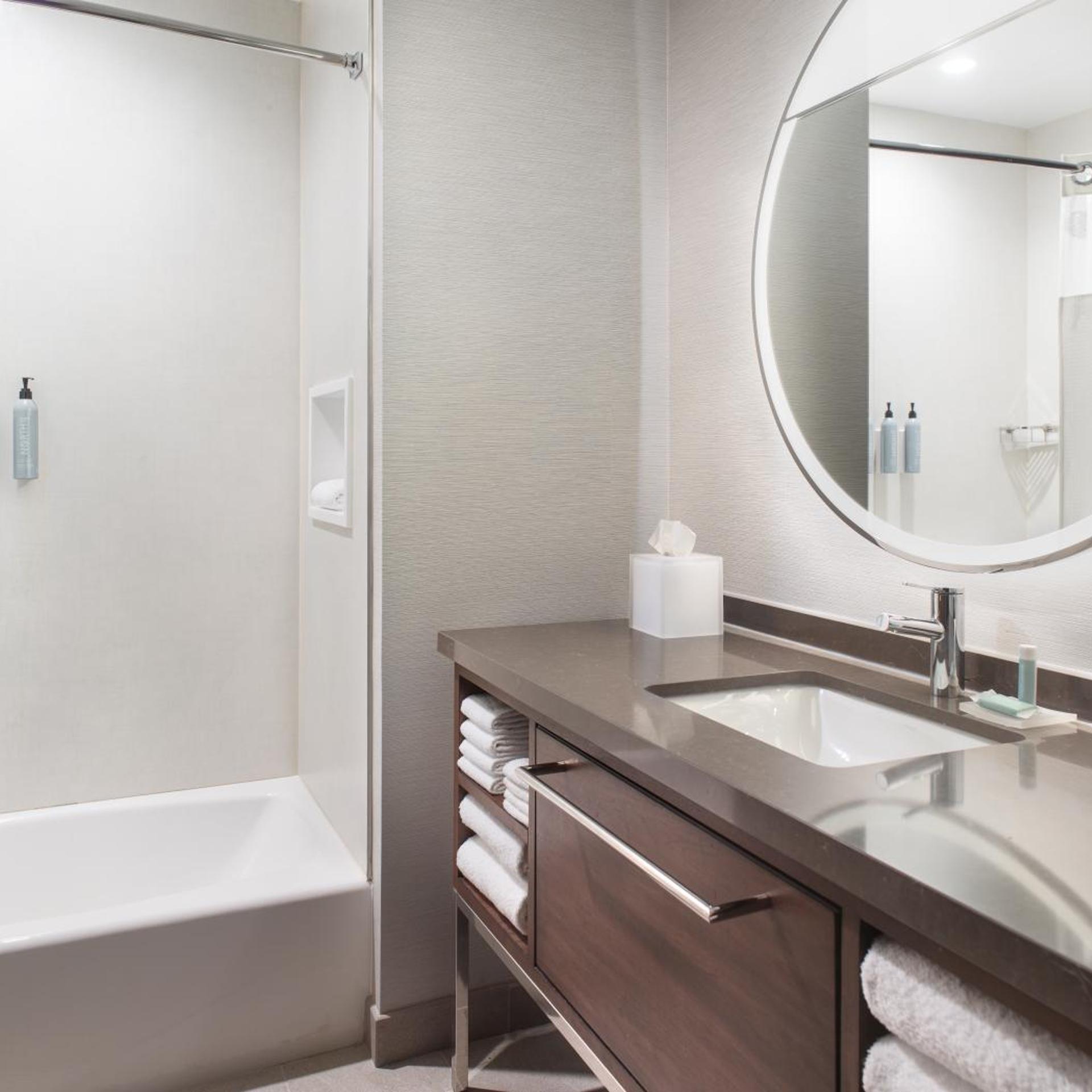 غرفة قياسية بسرير كينج لذوي الإعاقة، Courtyard BY Marriott Atlanta Covington 3/6