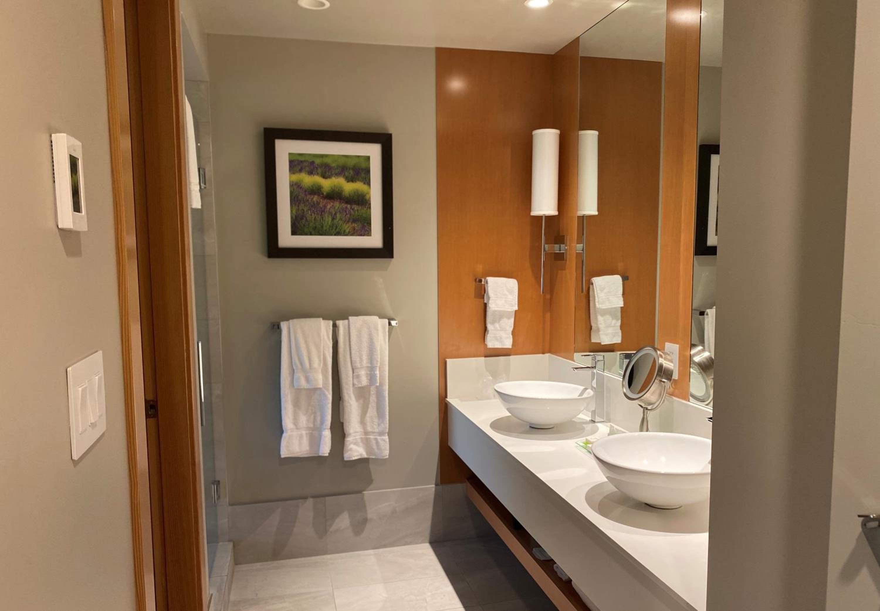 Room, Partial Lake View, West Wing، Penticton Lakeside Resort 5/5
