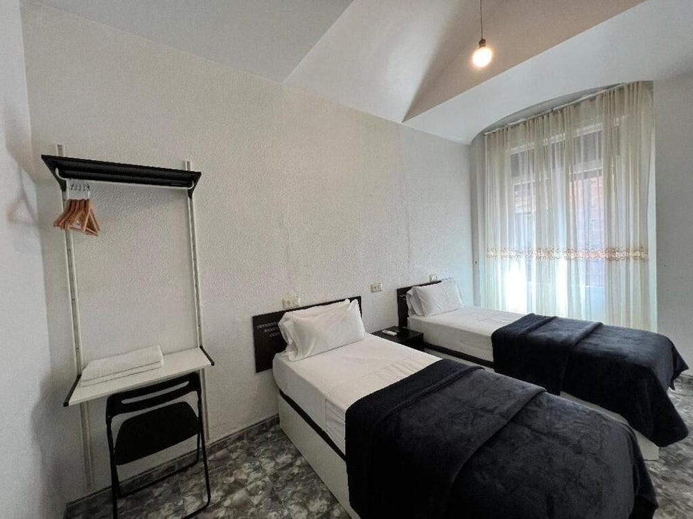 غرفة بسريرين منفصلين بحمام خاص، Hostal Palacios Fuencarral 6/10