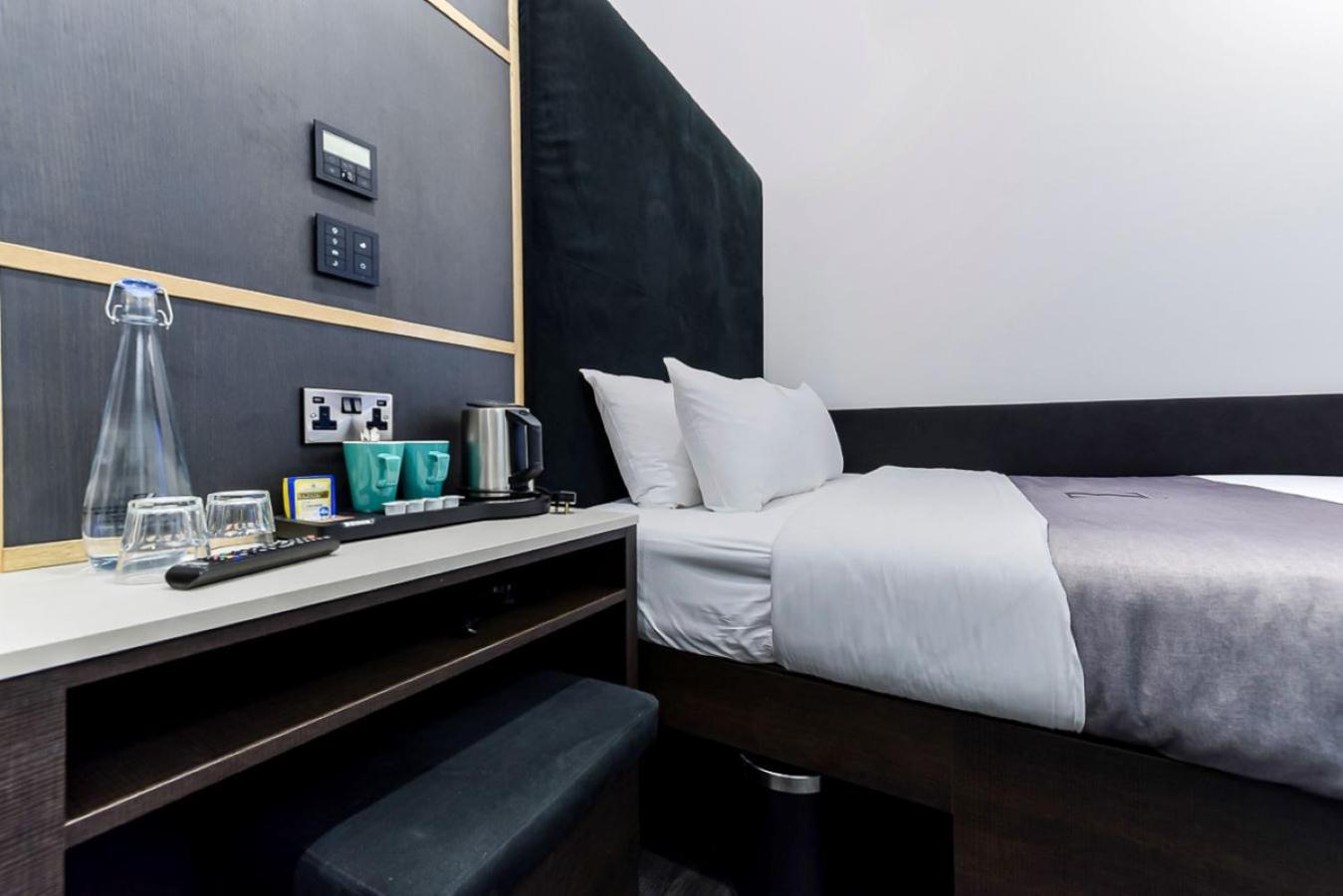 Room, Queen Bed, No Window