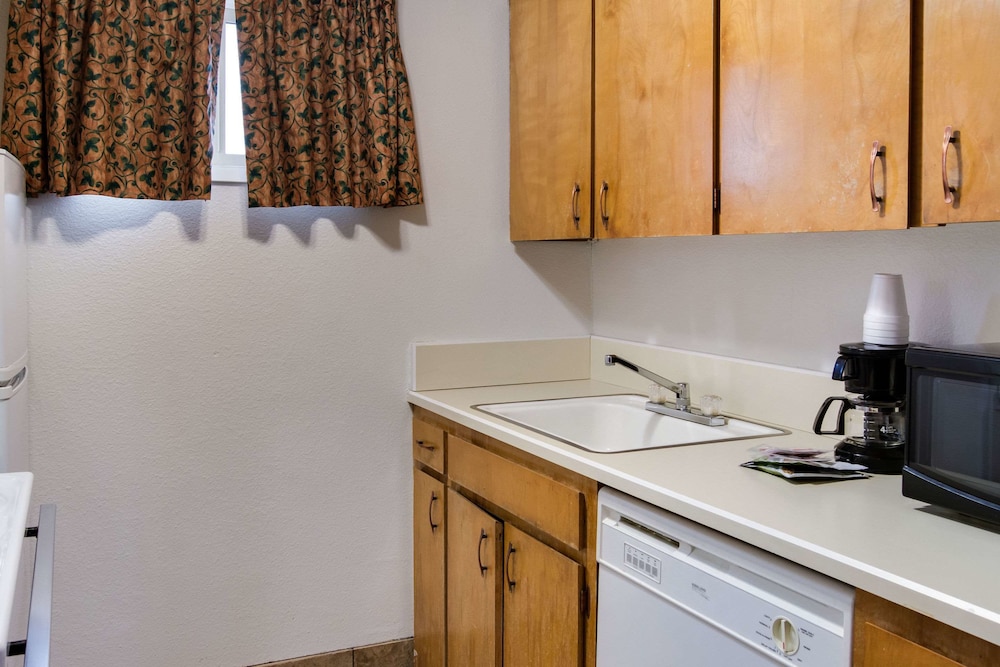 Bend Inn Suites Ex Econo Lodge 21/28