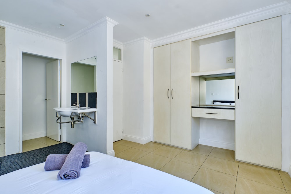 Inn & Out Sandton Park 12/37