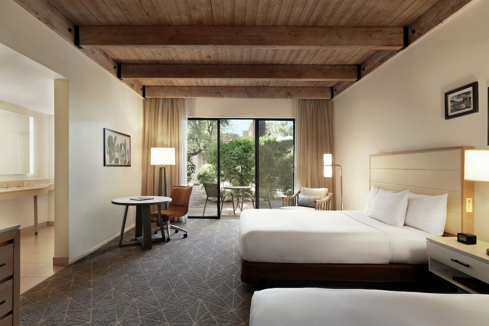 Room, 2 Queen Beds, Camelback Mountain View, Balcony