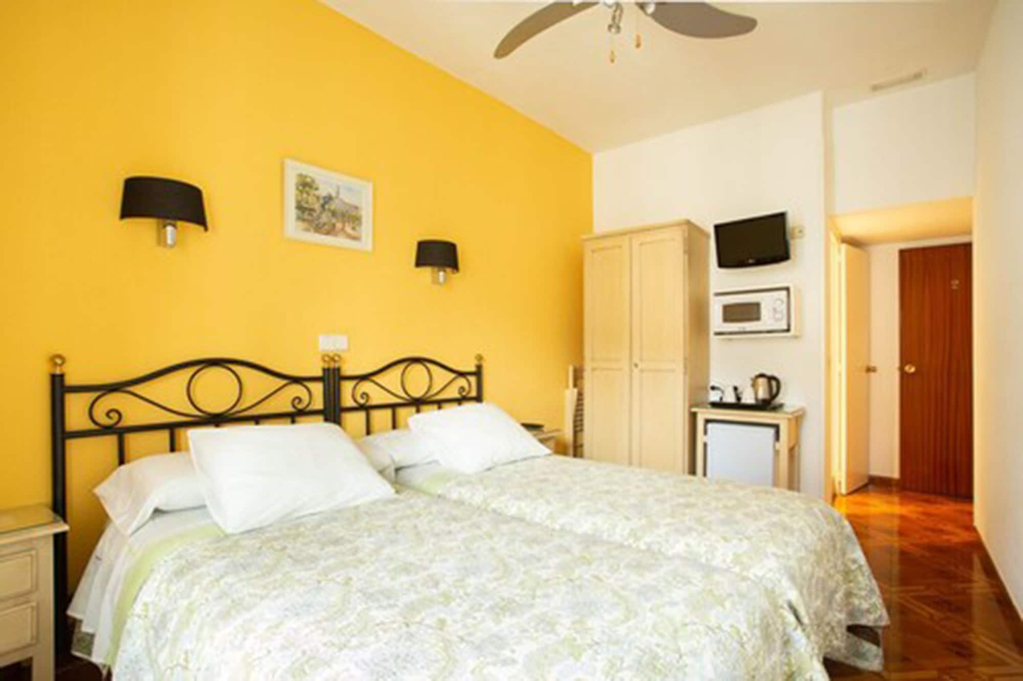 ROOM, TWIN BEDS