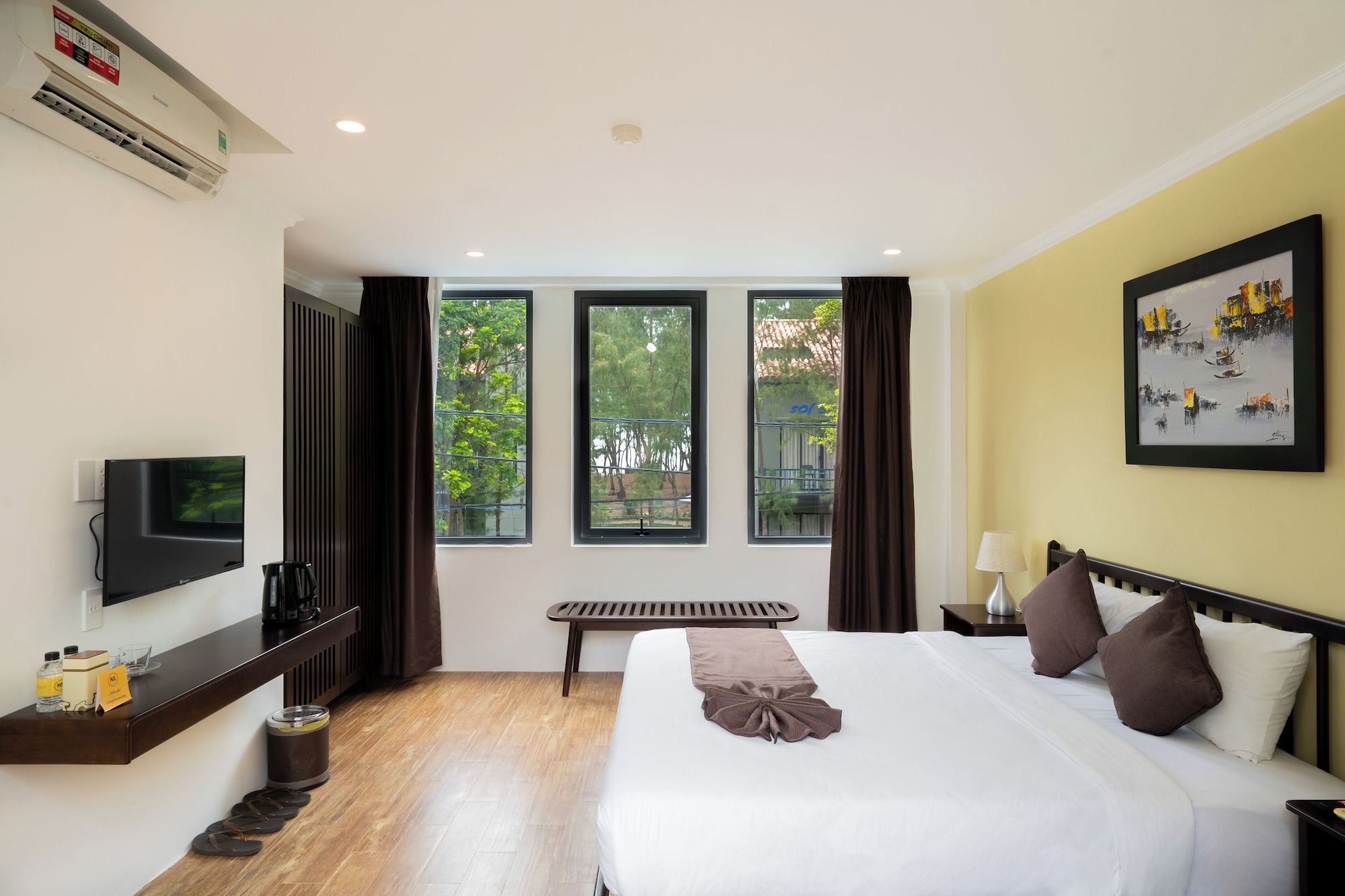Deluxe, King Bed, Queen Bed, Street View, Balcony