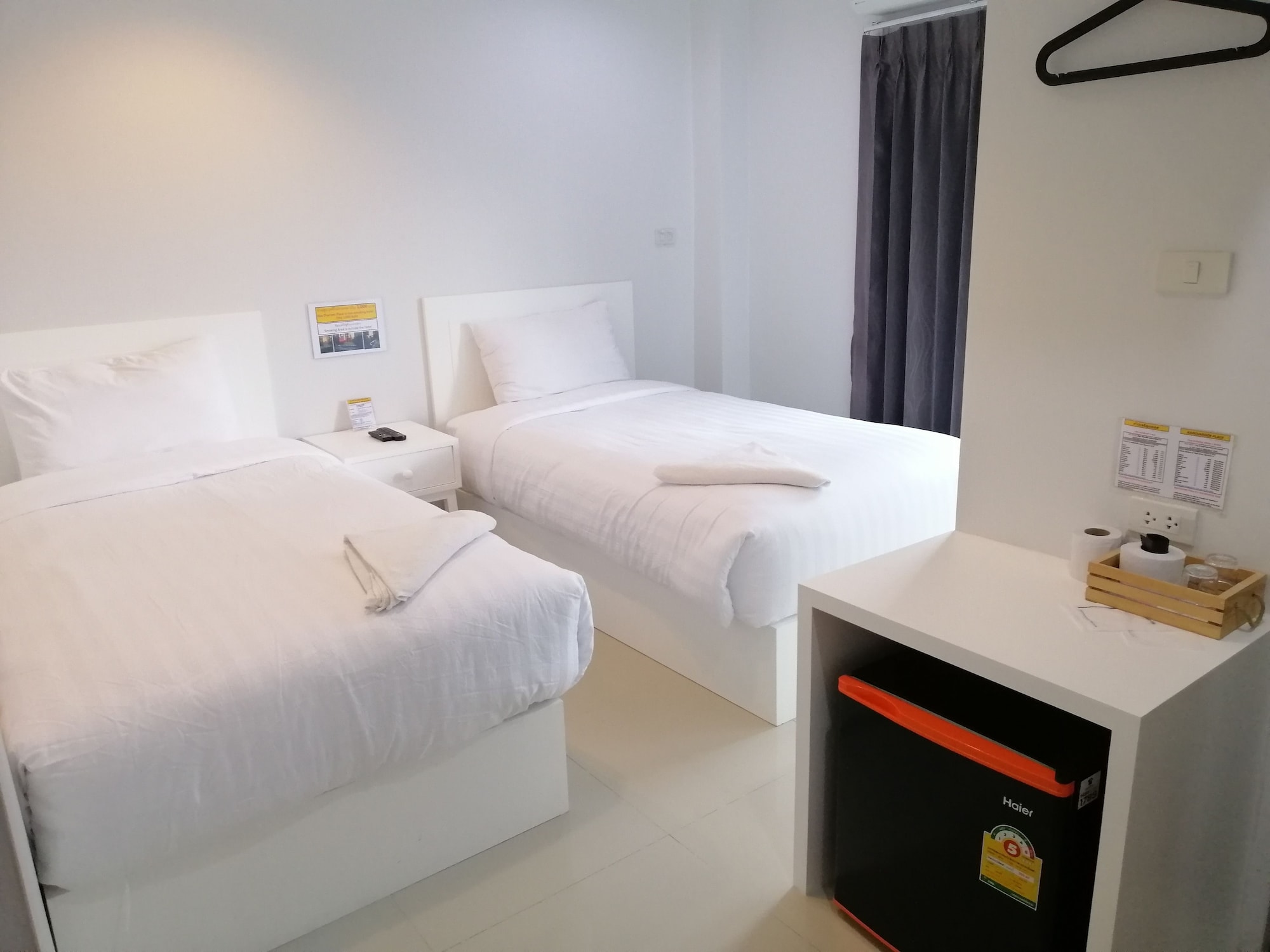ROOM, TWIN BEDS