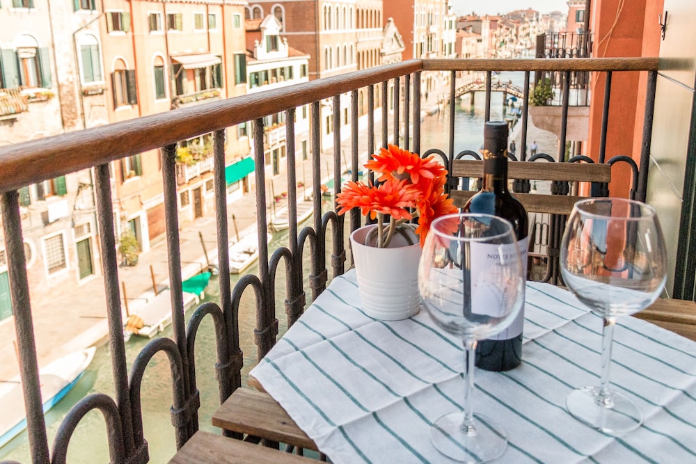 Sunny Canal View in Venice Chic Movida 14/25