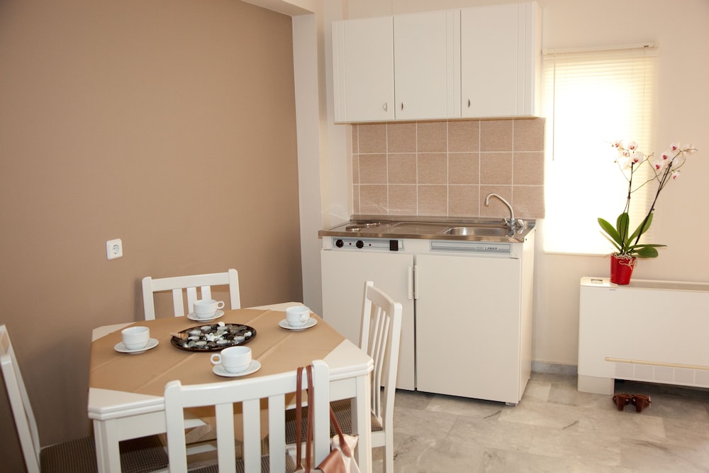Golden Bay Suites 51/67