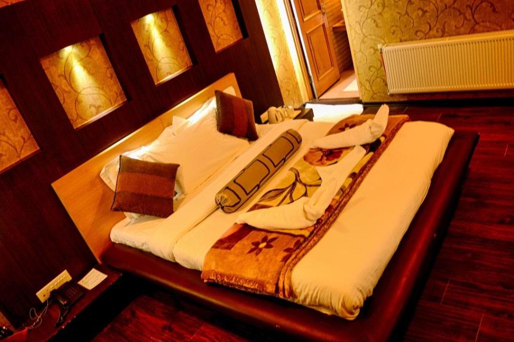 HOTEL PINE SPRING 3/7