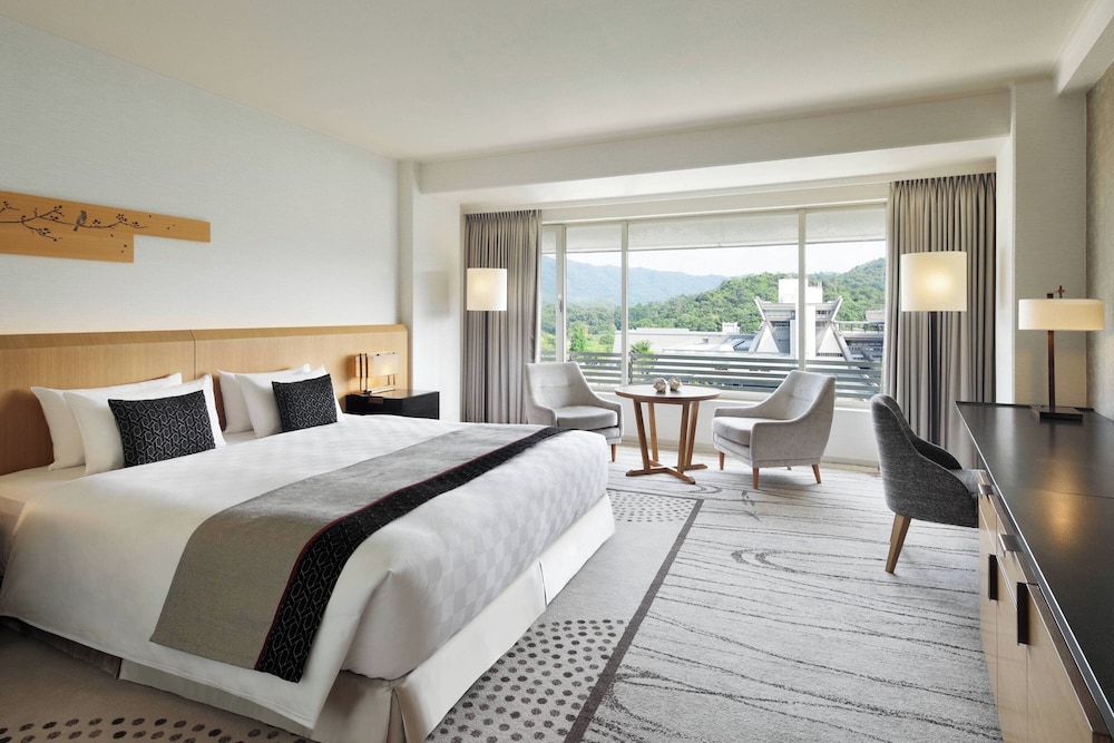 Club, King Bed