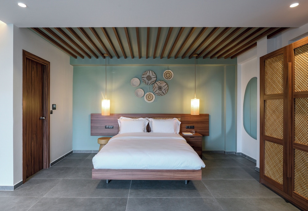 Junior Suite, Queen Bed, Pool View, Sofa