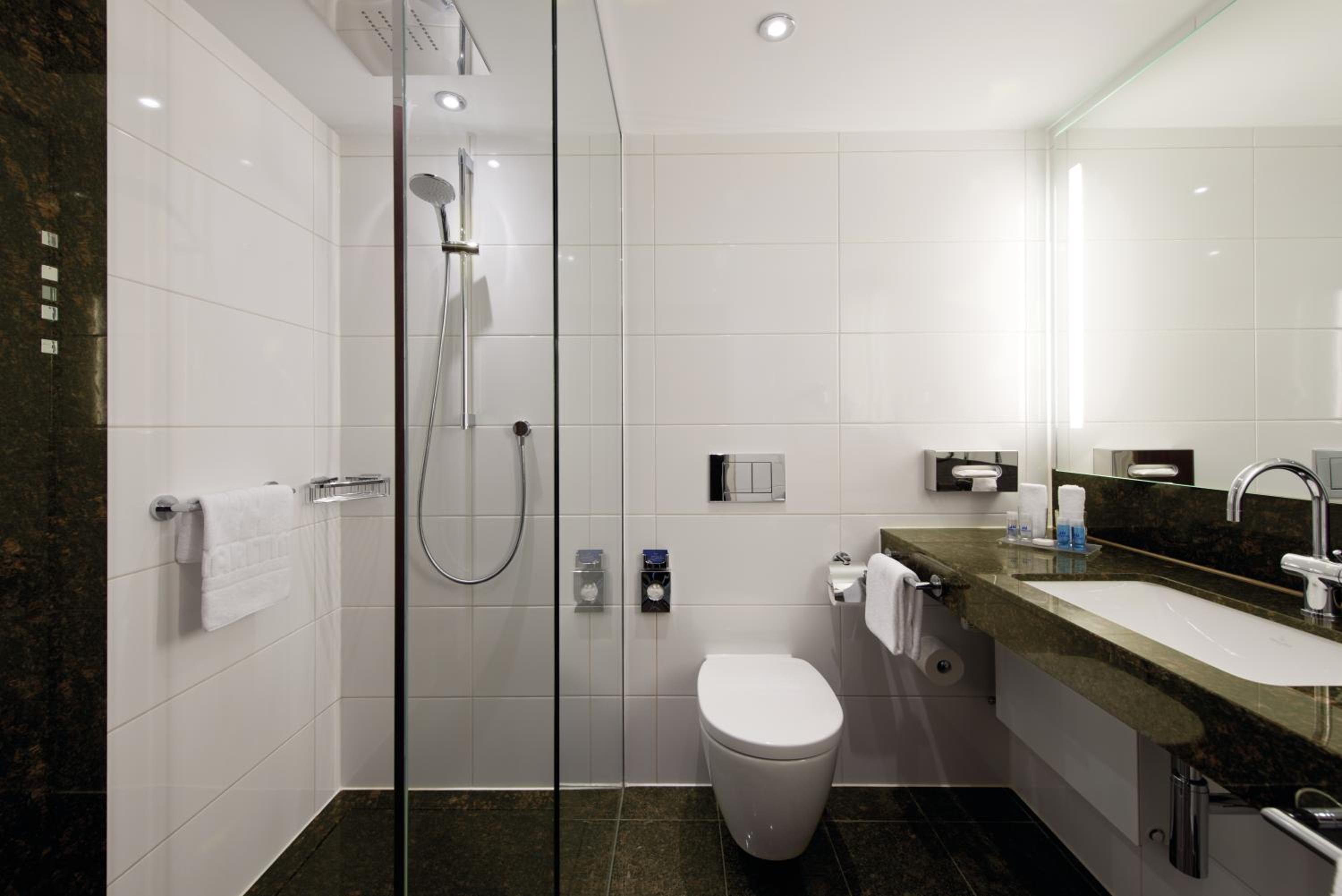 جناح غراند بسرير كوين مع أريكة، Maritim Hotel Darmstadt 3/3