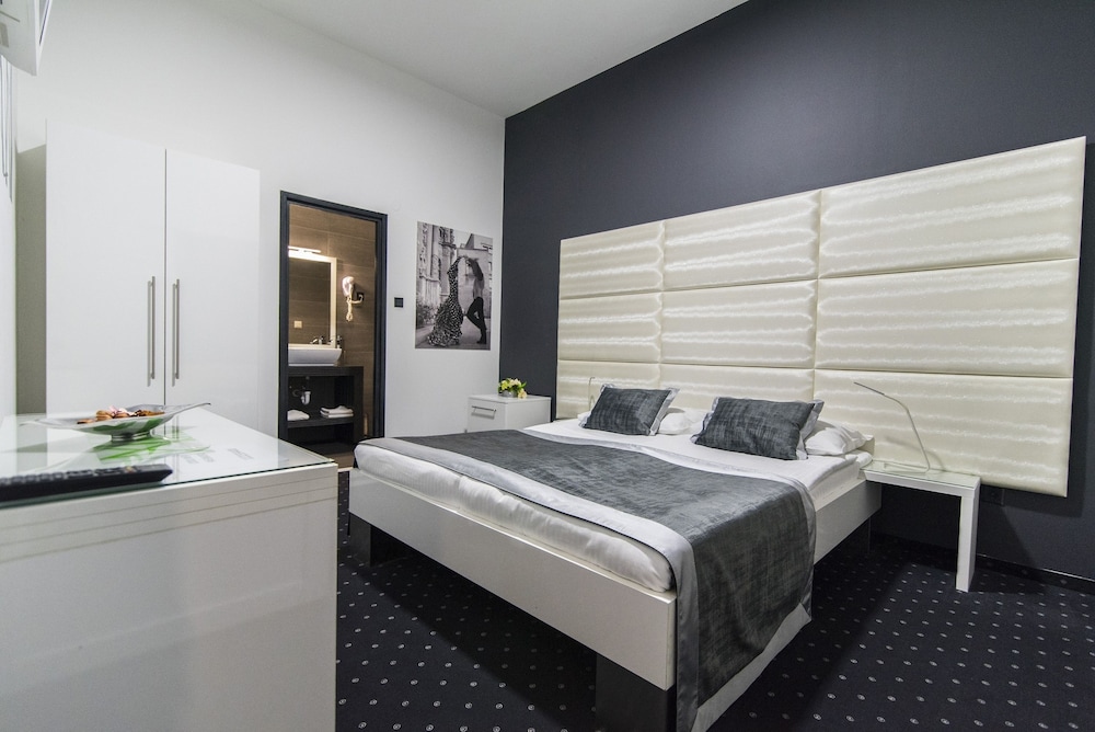 COOL ROOMS ZAGREB AIRPORT 18/62
