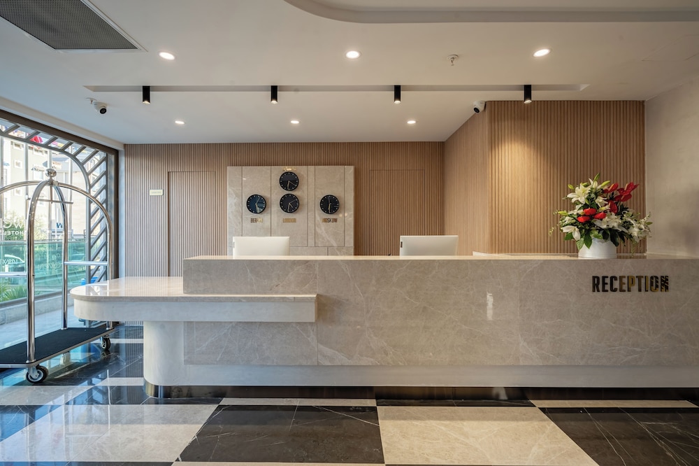 Lara Eyfel hotel 5/31