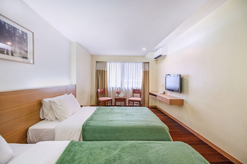 DELUXE, DOUBLE OR TWIN BED