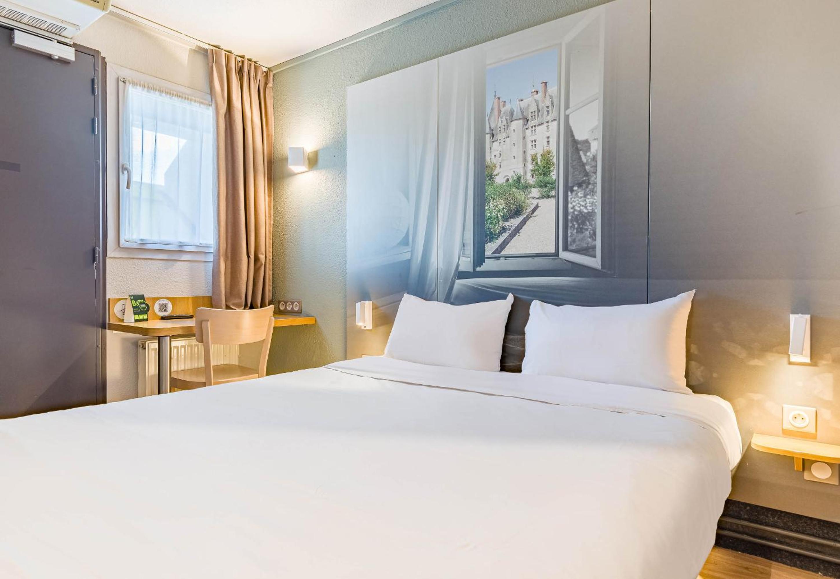 ROOM, QUADRUPLE