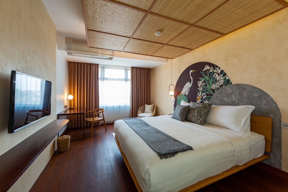 SUITE, KING BED