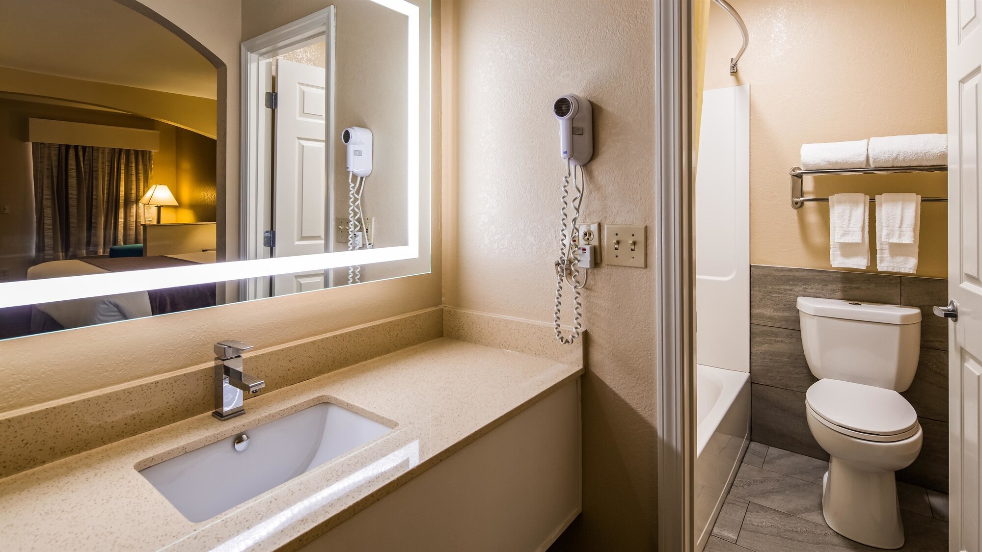 غرفة قياسية بسرير كينج مع أريكة، Best Western Catalina Inn 4/5