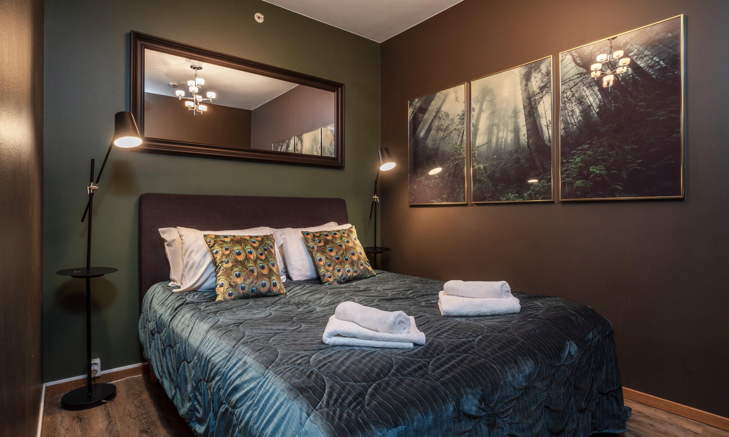 Moderate, Queen Bed