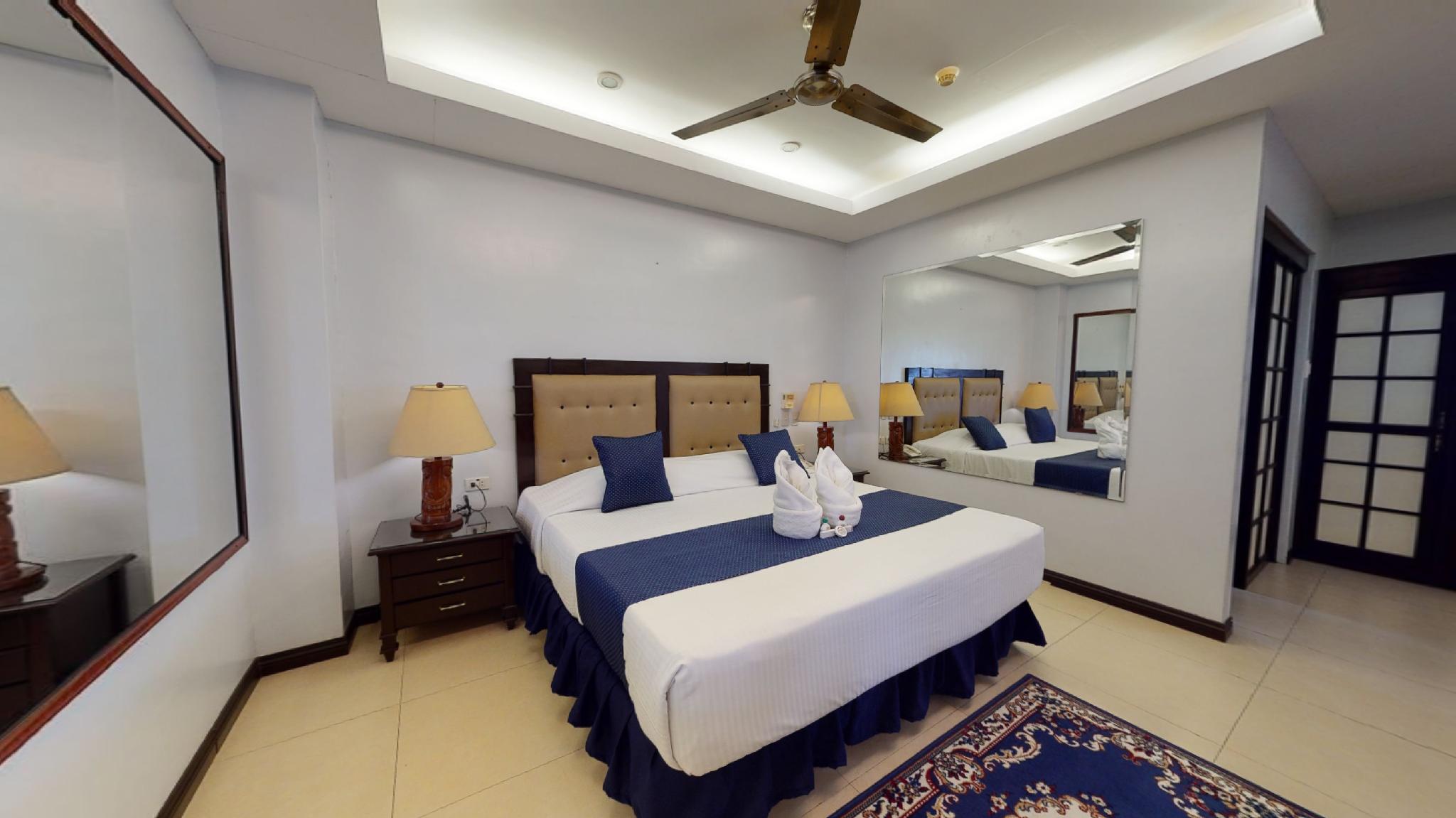 Family, King Bed, Pool View, Sofa