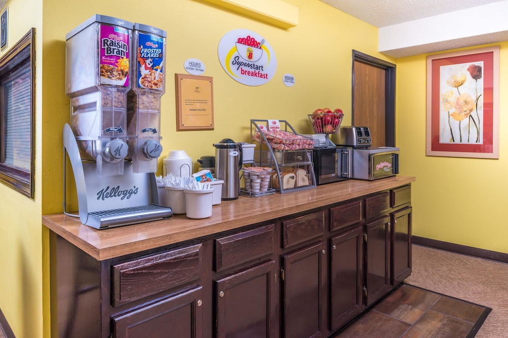 Super 8 By Wyndham Lincoln West 25/31