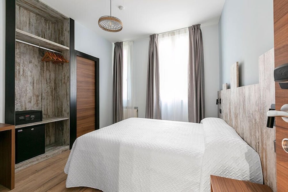 Hostal Anton Martin 40/61