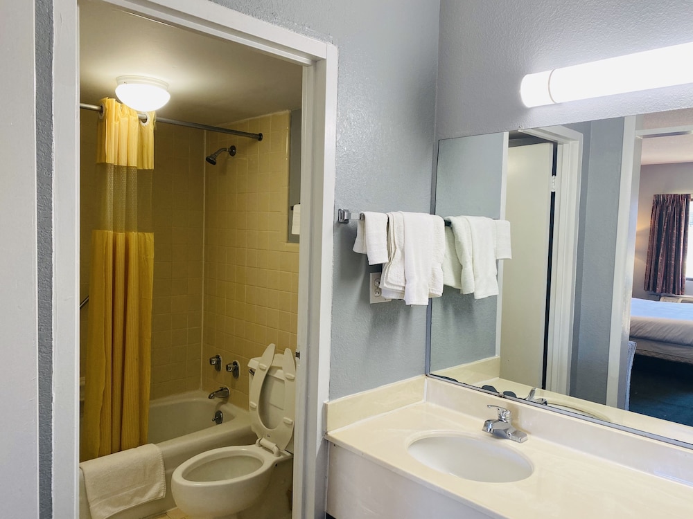 Travelers Place Inn & Suites 69/73