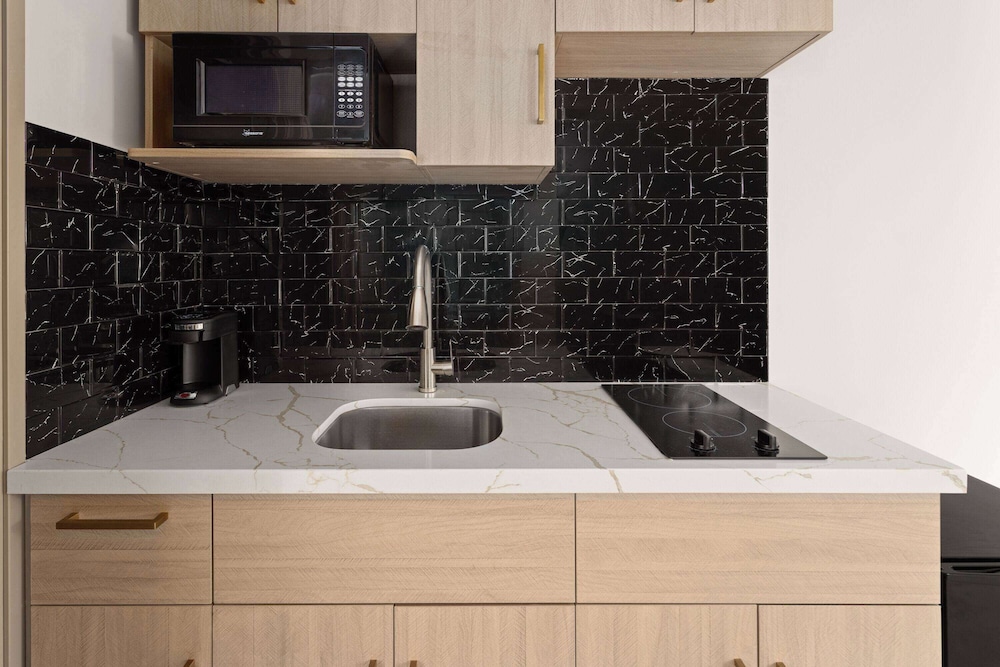 جناح بسريرين كوين مع أريكة، The Vibes Hotel, Trademark Collection by Wyndham 3/5